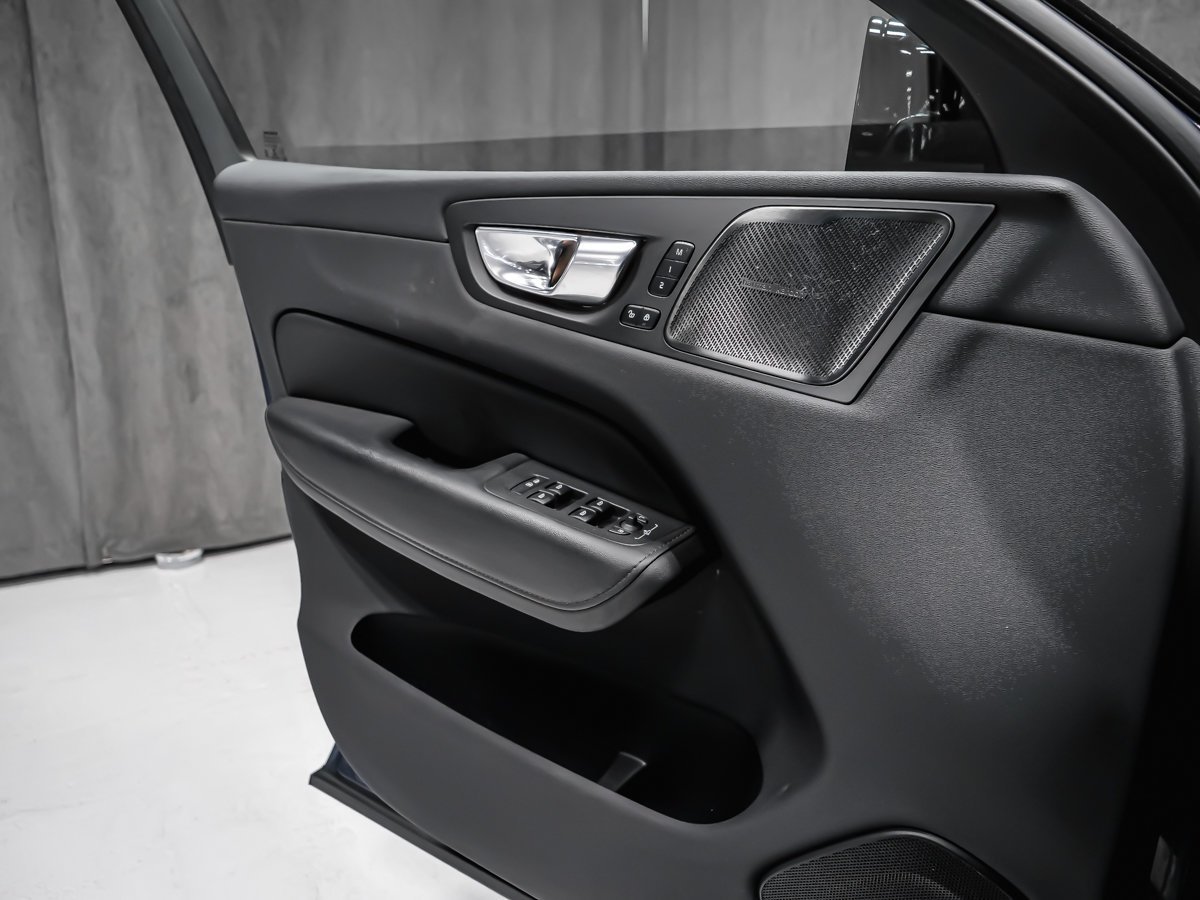 Volvo XC60 B6 PLUS DARK CLIMATE 2023 Bleu Montréal - photo #10
