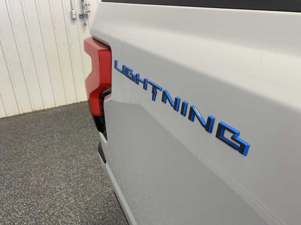 Ford F-150 Lightning LARIAT LARIAT cabine SuperCrew 4RM caisse de 5,5 pi 2023 Gris Châteauguay - photo #8