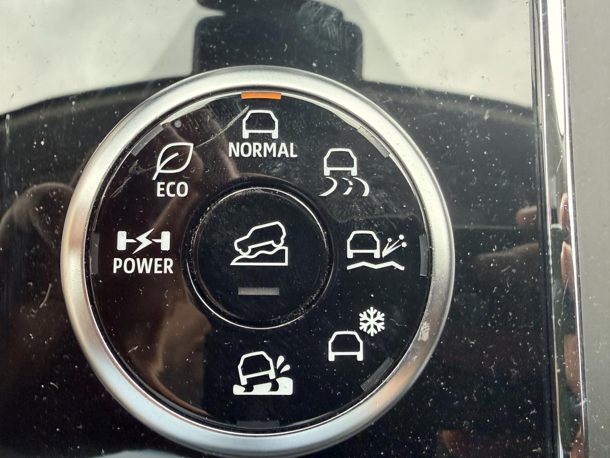 2025 Mitsubishi Outlander Plug-In Hybrid Silver  - photo #10