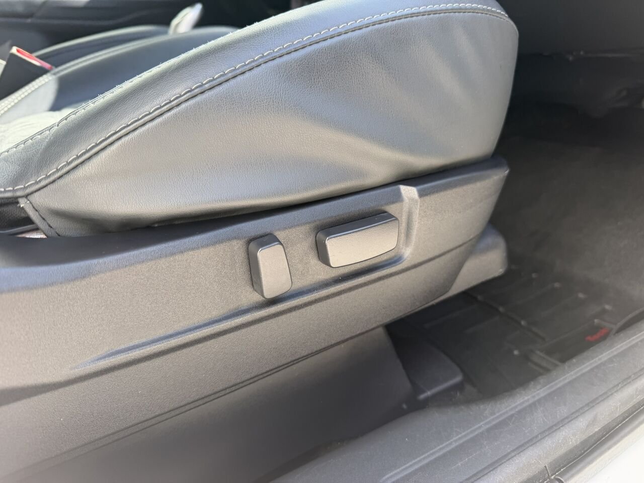 2020 Mitsubishi Outlander Plug-In Hybrid SE S-AWC Silver Laval - photo #8