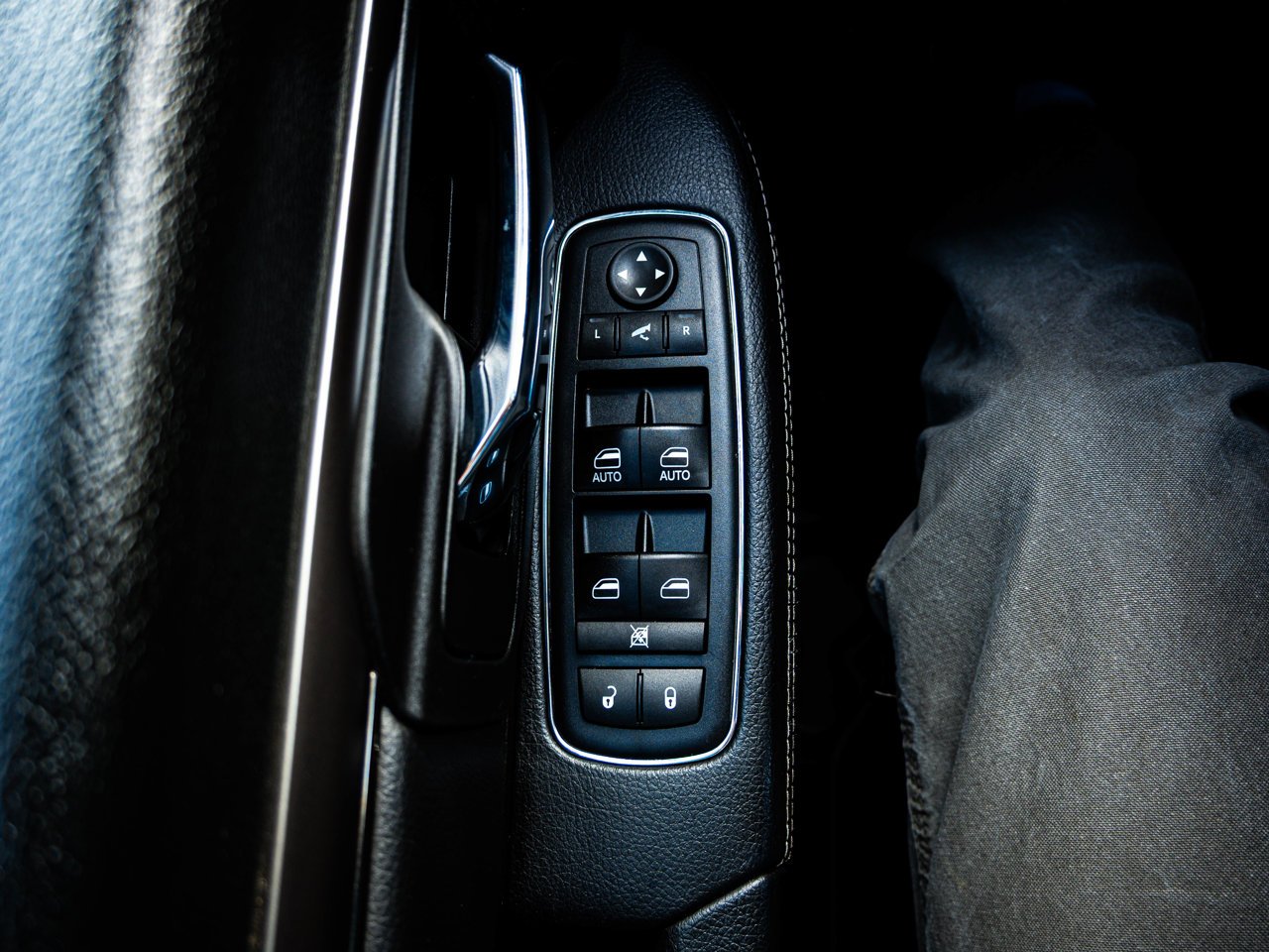 2017 Ram 1500 4WD Crew Cab 140.5 Sport Black Sherwood Park - photo #18