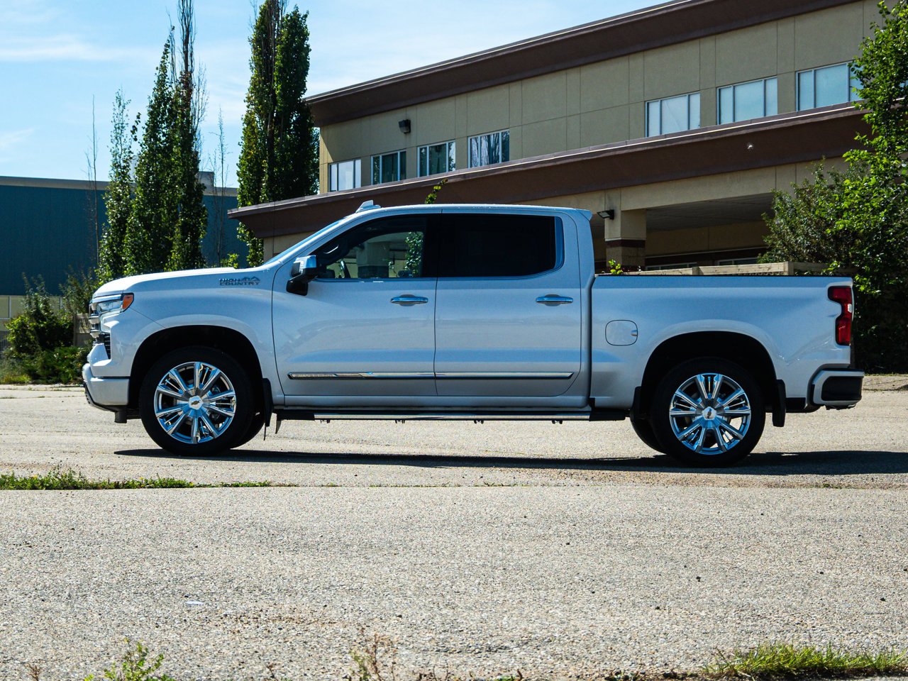 2024 Chevrolet Silverado 1500 4WD Crew Cab 147 High Country White Sherwood Park - photo #10