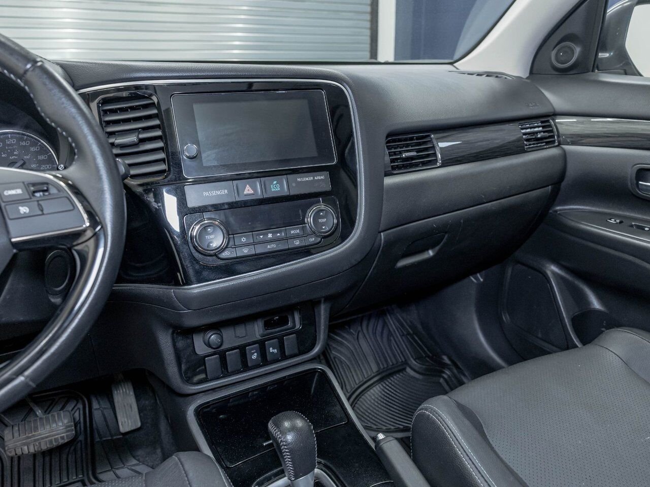 Mitsubishi Outlander ES AWD *TOIT* CUIR 7 PLACES SIÈGES CHAUFF CAM 360 2018 Blanc Saint-Jérôme - photo #19