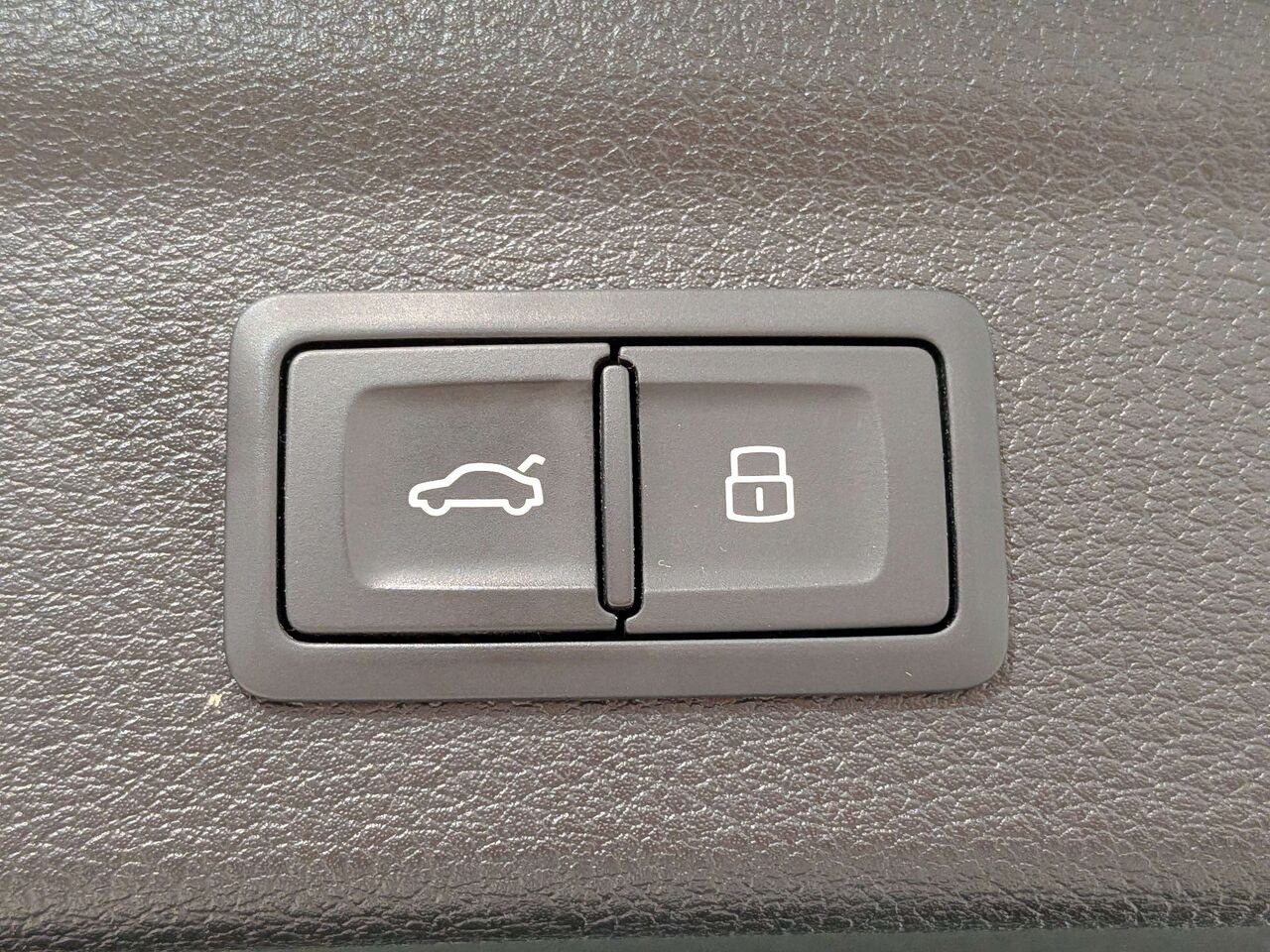 2021 Audi Q3 Progressiv 45 TFSI quattro Black Mirabel - photo #9