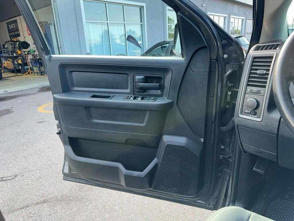 2017 Ram 1500 ST Grey Baie-Comeau - photo #8