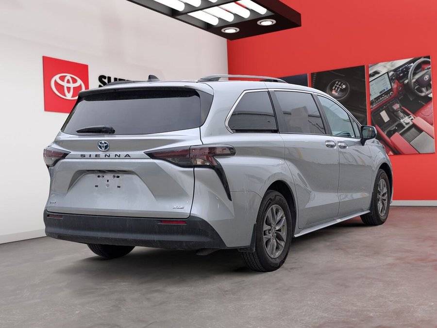Toyota Sienna XLE/SIÈGES CHAUFFANTS/TOIT OUVRANT/VOLANT CHAUFFANT/AC BIZONE/SIÈGES EN CUIR 2025 Gris