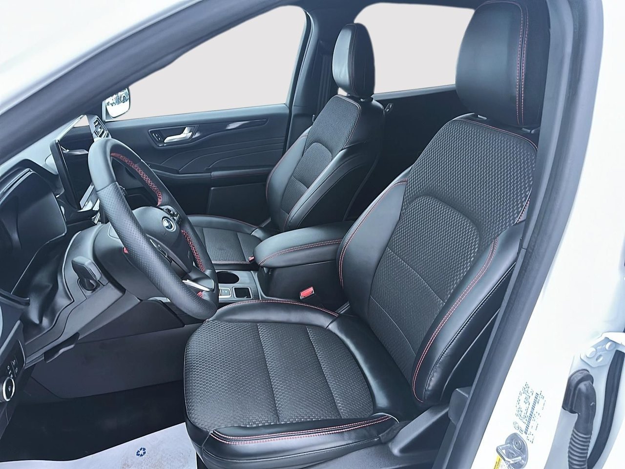 2023 Ford Escape White Rouyn-Noranda - photo #7