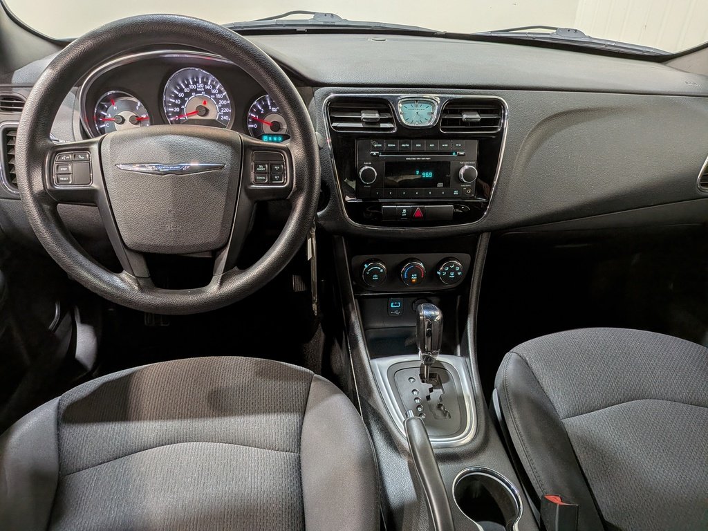 2013 Chrysler 200 4dr Sdn LX Silver Val-David - photo #23