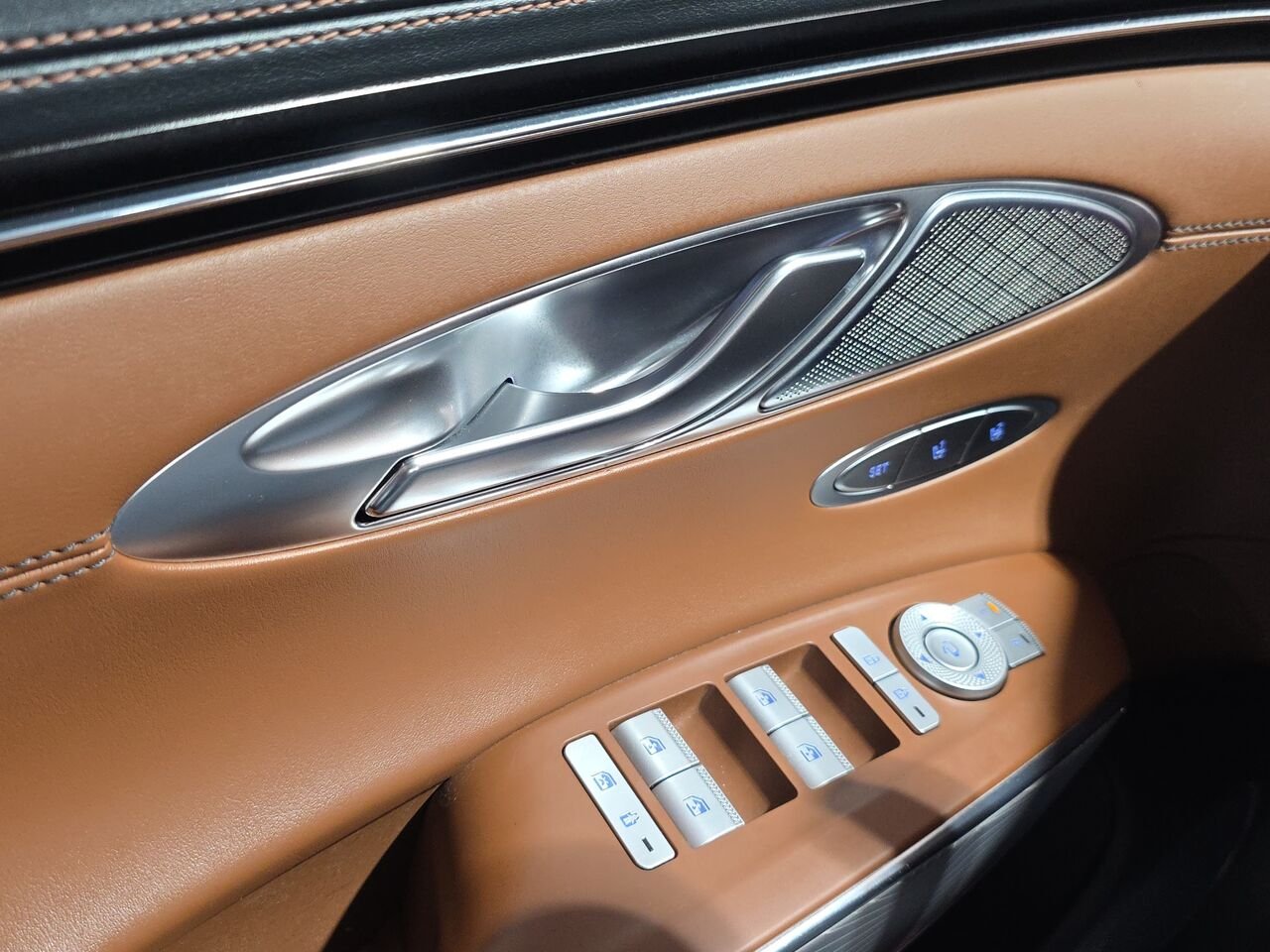 Genesis GV70 2.5T Advanced Plus TI, toit ouvrant panoramique, navigation, sièges fonction mémoire, volant 2022 Bleu Val-David - photo #14