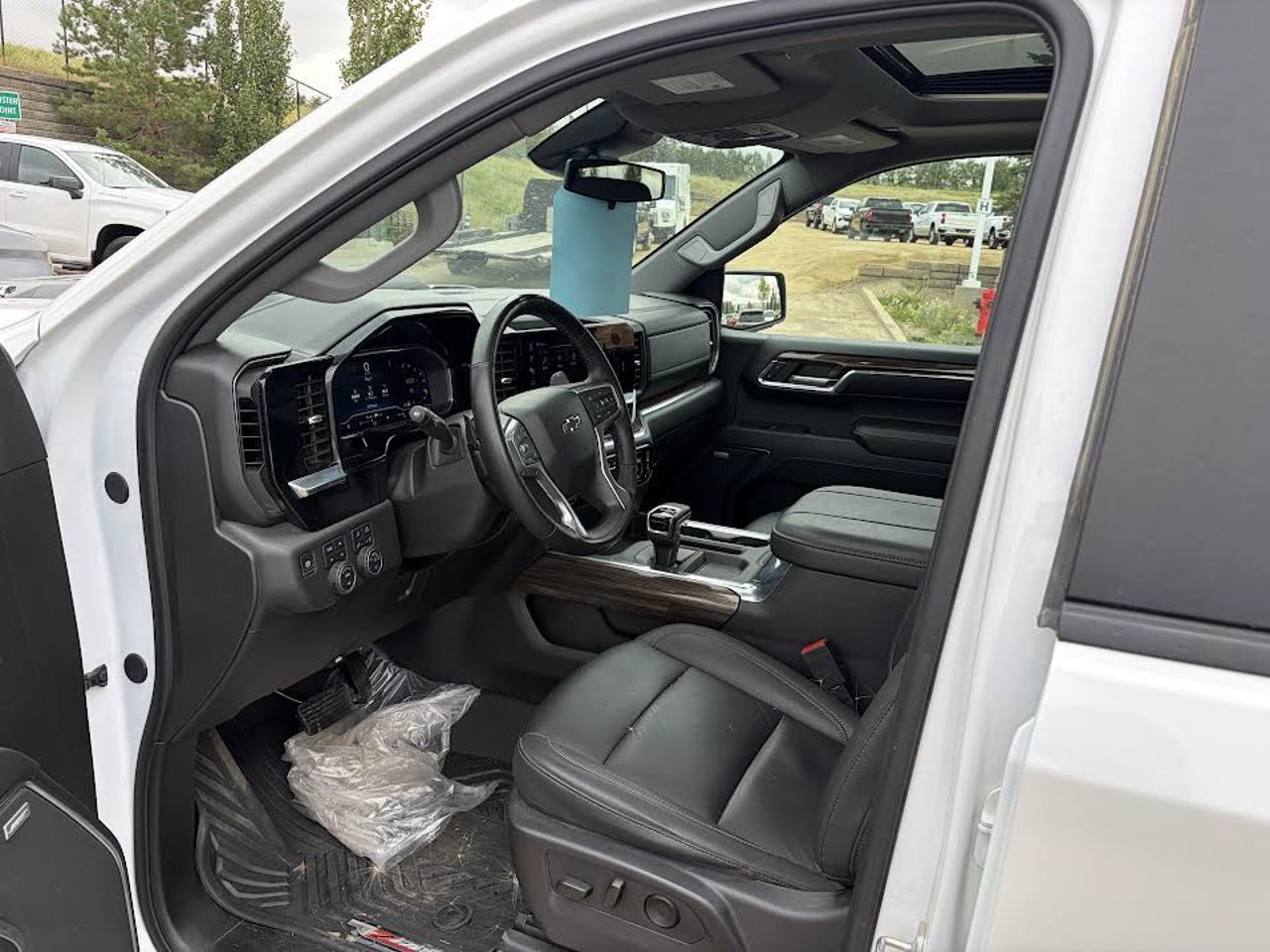 2024 Chevrolet Silverado 1500 4WD Crew Cab 147 LT Trail Boss White Sherwood Park - photo #5