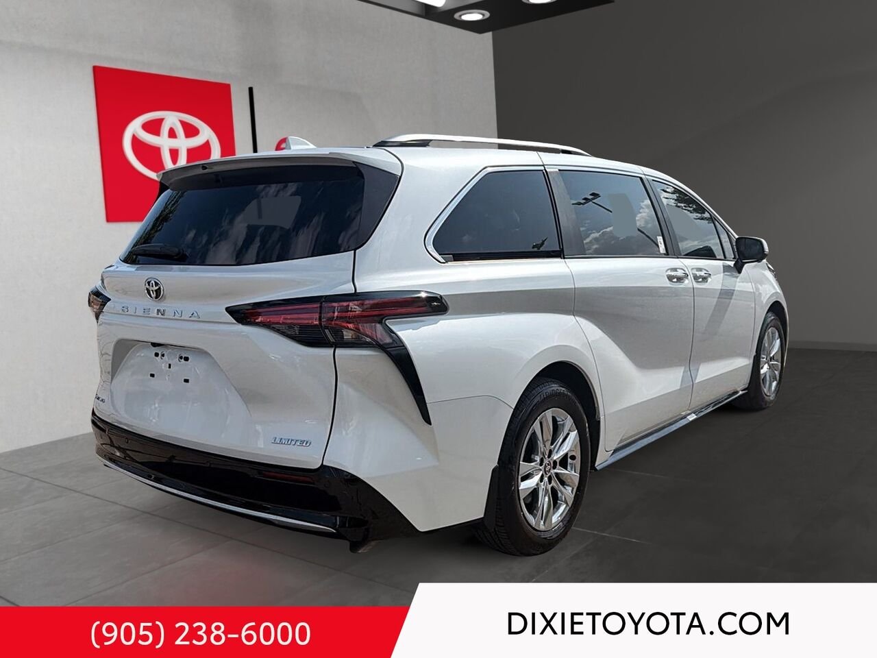 2026 Toyota Sienna Hybrid Limited AWD / CLEAN CARFAX / HEATED AND VENTILATED SEATS / MOONROOF / ALLOY WHEELS / CARPLAY AND ANDROID AUTO White Mississauga - photo #3