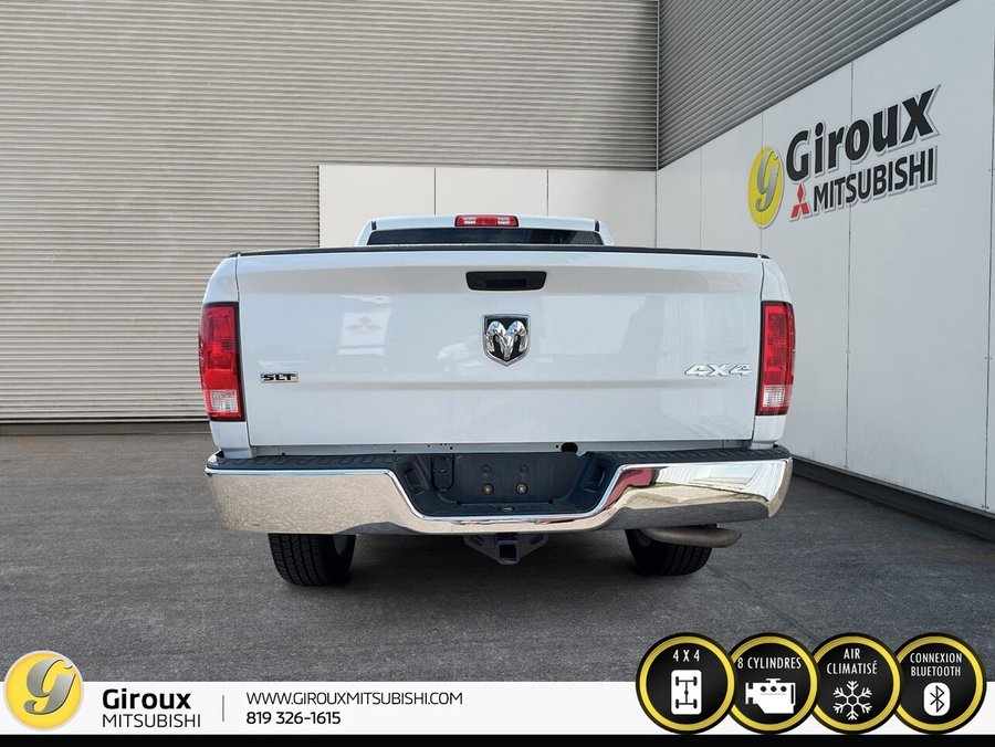 2022 RAM 1500 CLASSIC SLT cabine d'équipe 4x4 caisse de 5 pi 7 po White