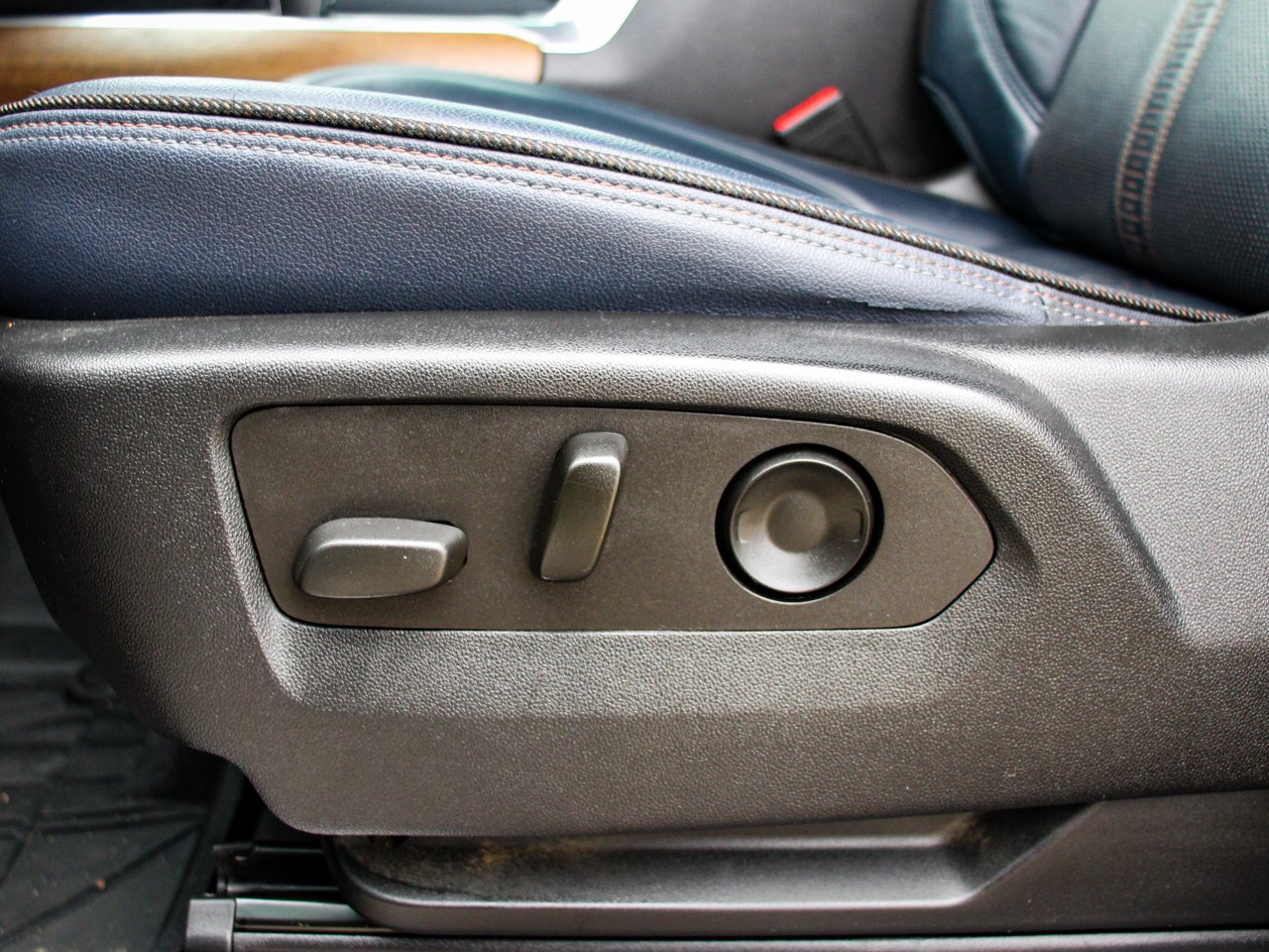 2022 Chevrolet Silverado 1500 4WD Crew Cab 147 High Country Blue Sherwood Park - photo #14