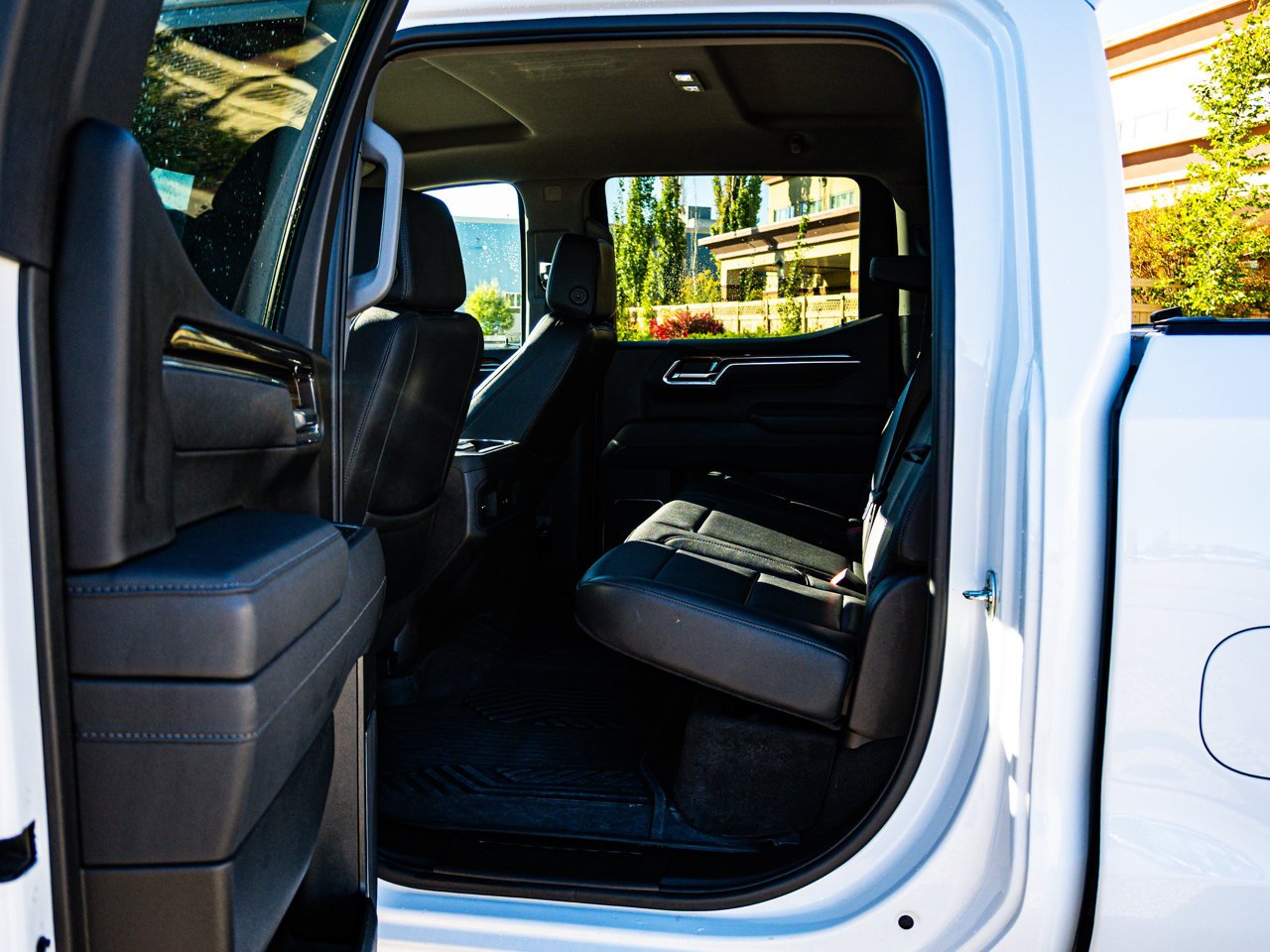 2025 Chevrolet Silverado 1500 4WD Crew Cab 147 RST White Sherwood Park - photo #30