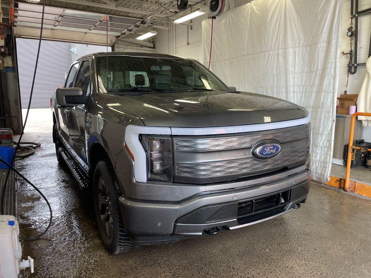 2023 Ford F-150 Lightning LARIAT CREW 4X4 *CUIR* NAV *SIEGES VENTIL* CAM 360 Grey Saint-Jérôme - photo #7