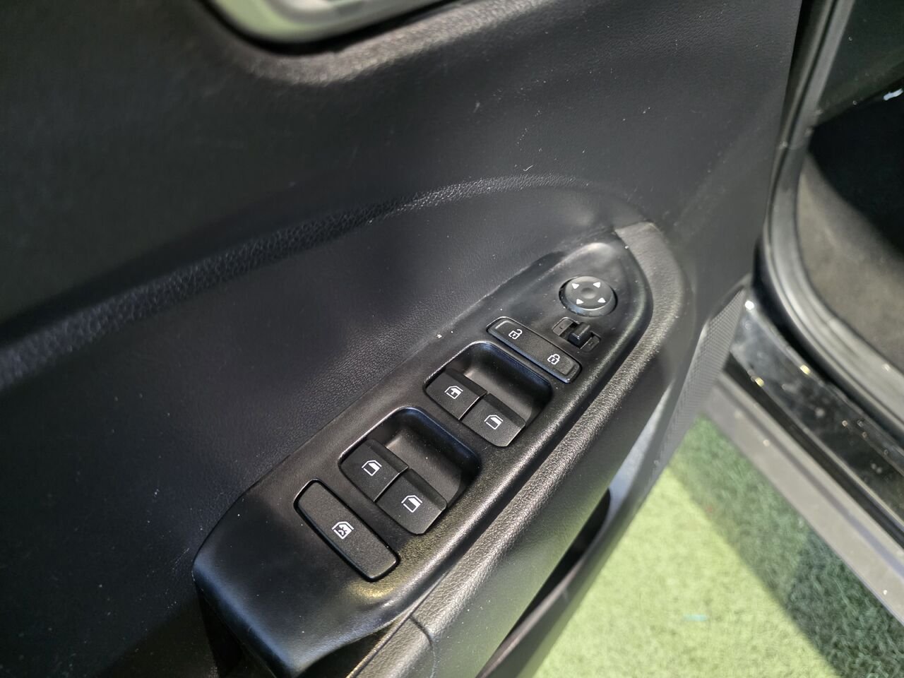 2022 Hyundai Venue Black  - photo #12