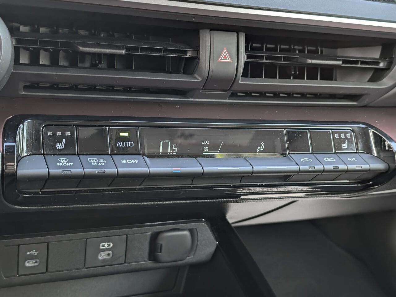 Toyota Prius Prime SE/SIÈGES CHAUFFANTS/BLUETOOTH/AC/RÉGULATEUR DE VITESSE/CAMÉRA DE RECUL 2024 Argent Incisif Sherbrooke - photo #12