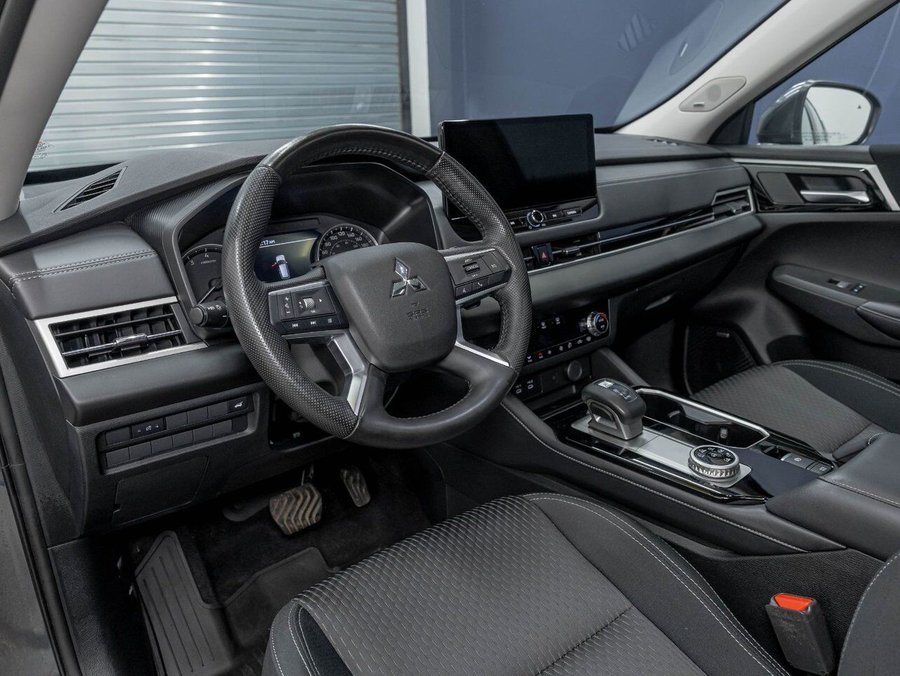 Mitsubishi Outlander SE AWD *TOIT* SIÈGES CHAUFF HAYON ELECT 7 PLACES 2025 Gris
