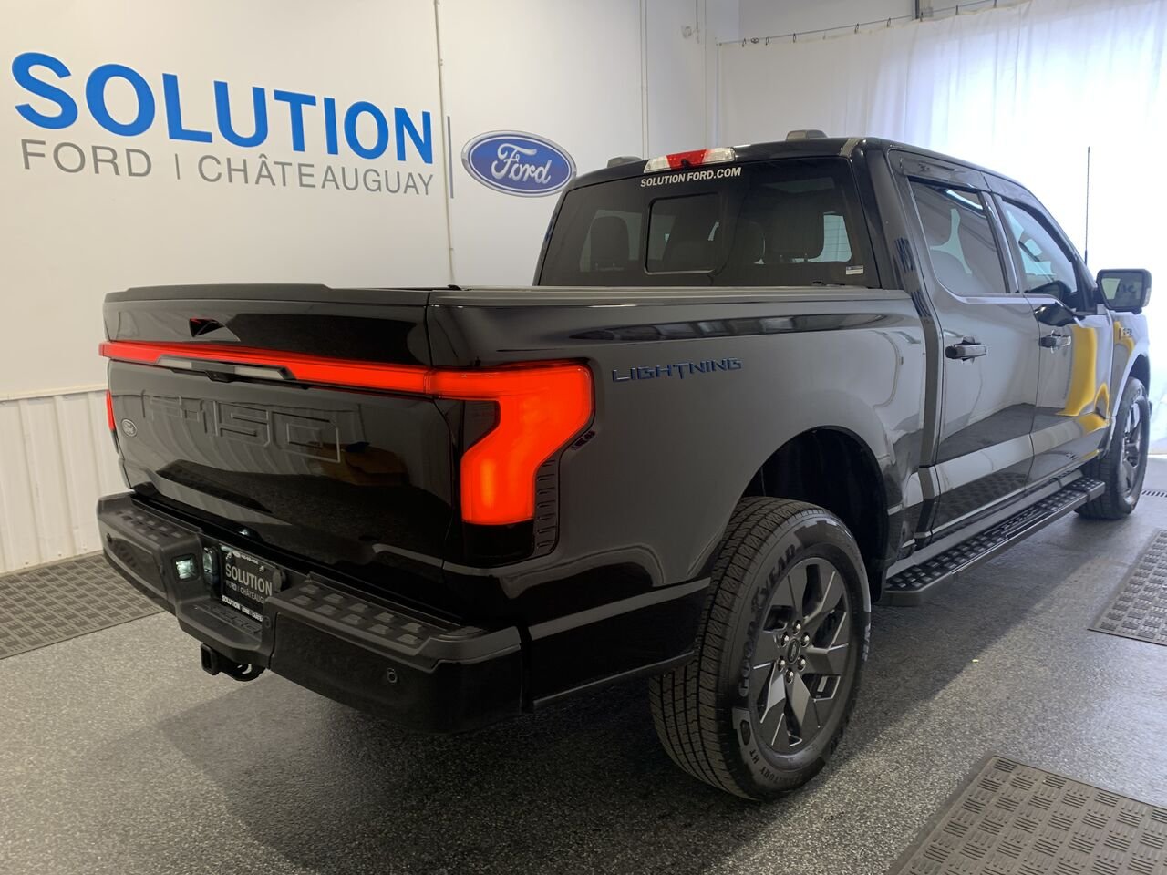 Ford F-150 Lightning LARIAT cabine SuperCrew 4RM caisse de 5,5 pi 2024 Noir Châteauguay - photo #9