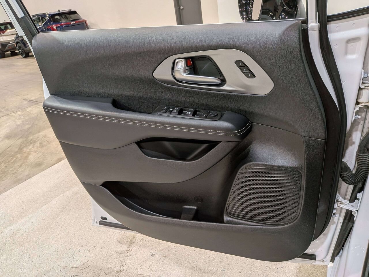 2025 Chrysler Pacifica Select FWD White Val-David - photo #30