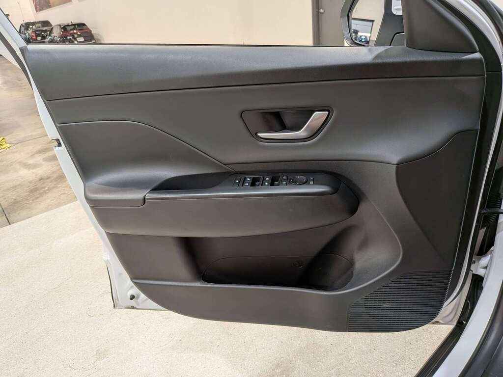2025 Hyundai Kona 2.0L Preferred AWD w/Trend Package White Val-David - photo #31