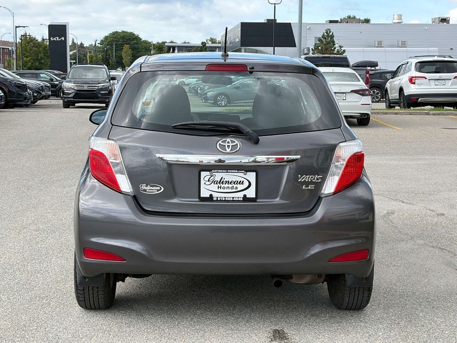 Toyota Yaris LE 2014 Gris