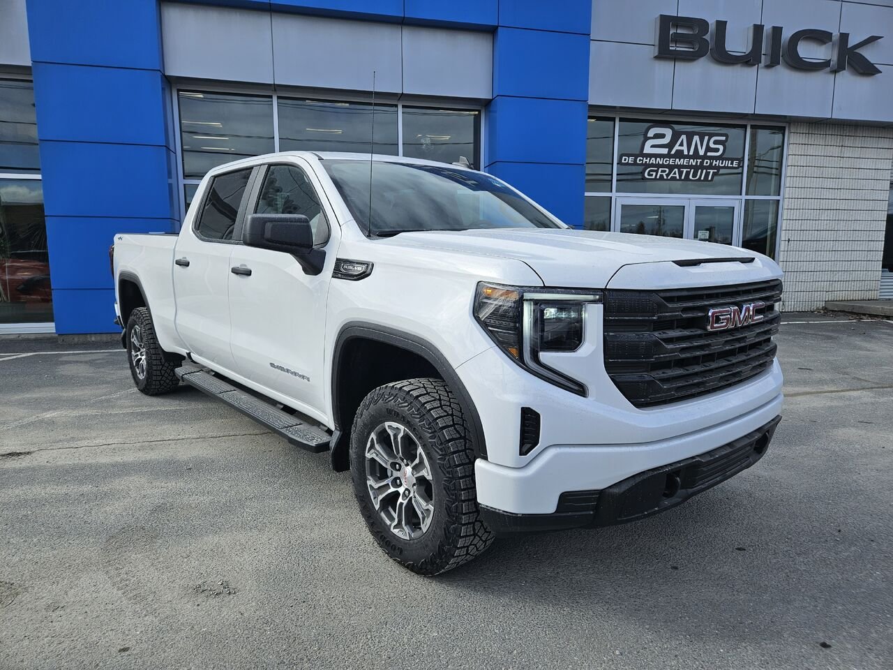 GMC Sierra 1500 Pro cabine multiplace 4RM 157 po 2026 Blanc sommet Thetford Mines - photo #1