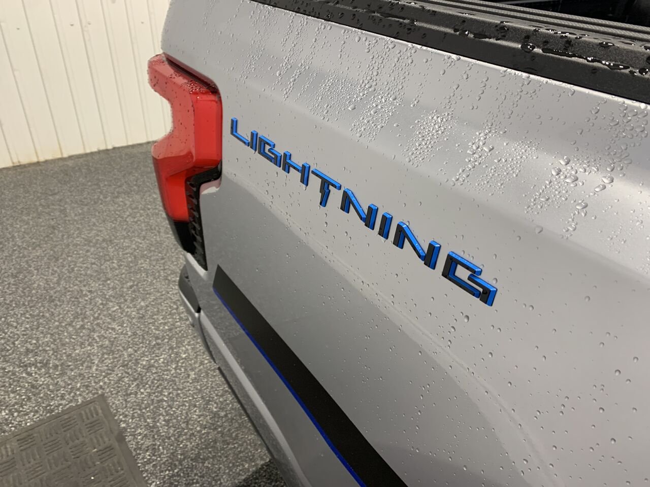 Ford F-150 Lightning LARIAT LARIAT + GROSSE BATTERIE +CUIR + TOIT PANO, REMORQ MAX 2023 Argent Châteauguay - photo #7