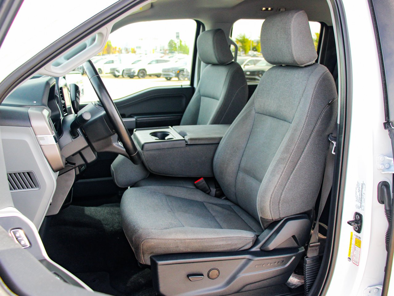2025 Ford F-150 XLT 4WD SuperCrew 5.5' Box White Sherwood Park - photo #26