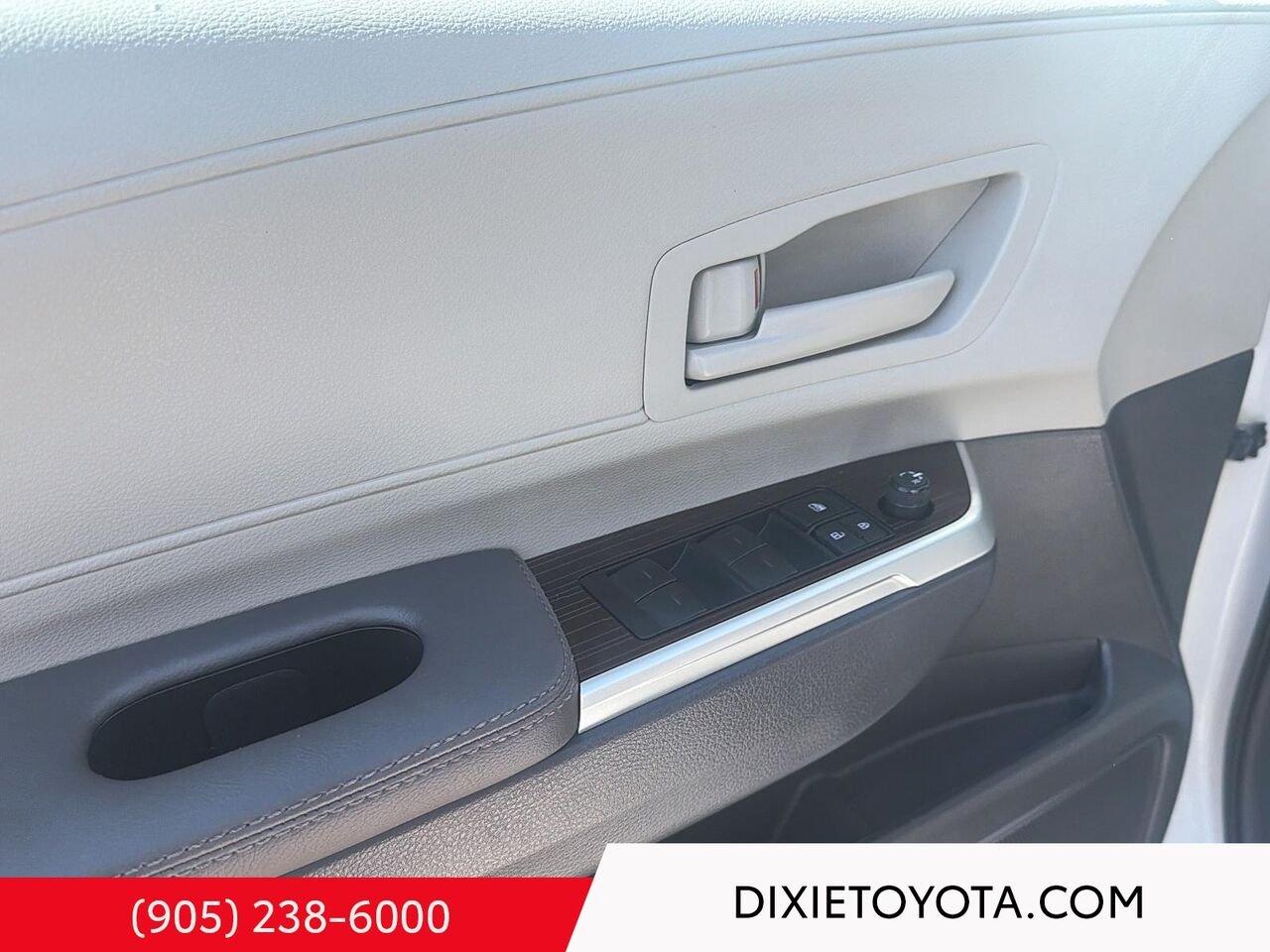 2024 Toyota Sienna HYBRID LE FWD / HEATED SEATS / POWER SLIDING DOORS / 8 SEATER / CARPLAY AND ANDROID AUTO White Mississauga - photo #7