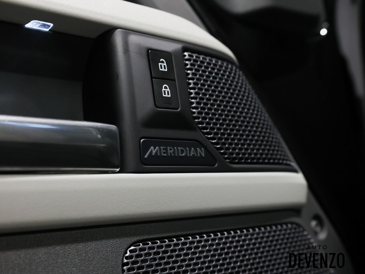 2020 Land Rover Defender Black Saint-Eustache - photo #15