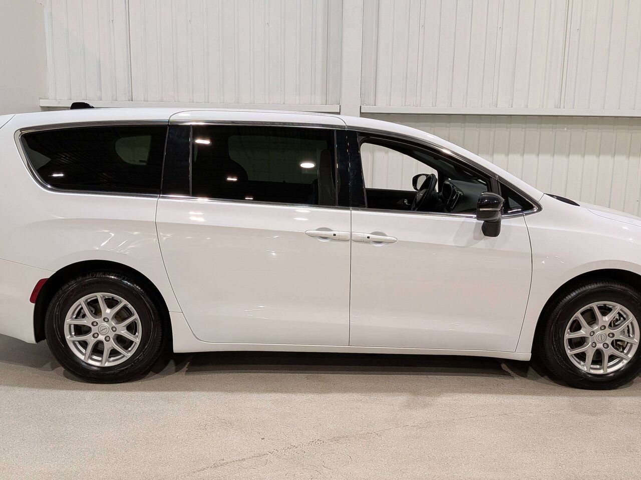 2025 Chrysler Pacifica Select FWD White Val-David - photo #8