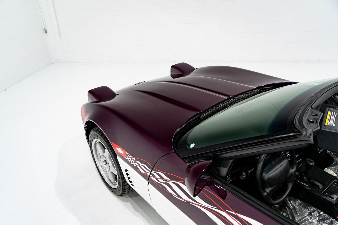 1995 Chevrolet Corvette *PRIX EN USD* RPO Z4Z PACE CAR PRESENTED IN DELIVERY PACKAGING WITH ONLY 192MILES (307KM) FROM NEW White Montreal - photo #79