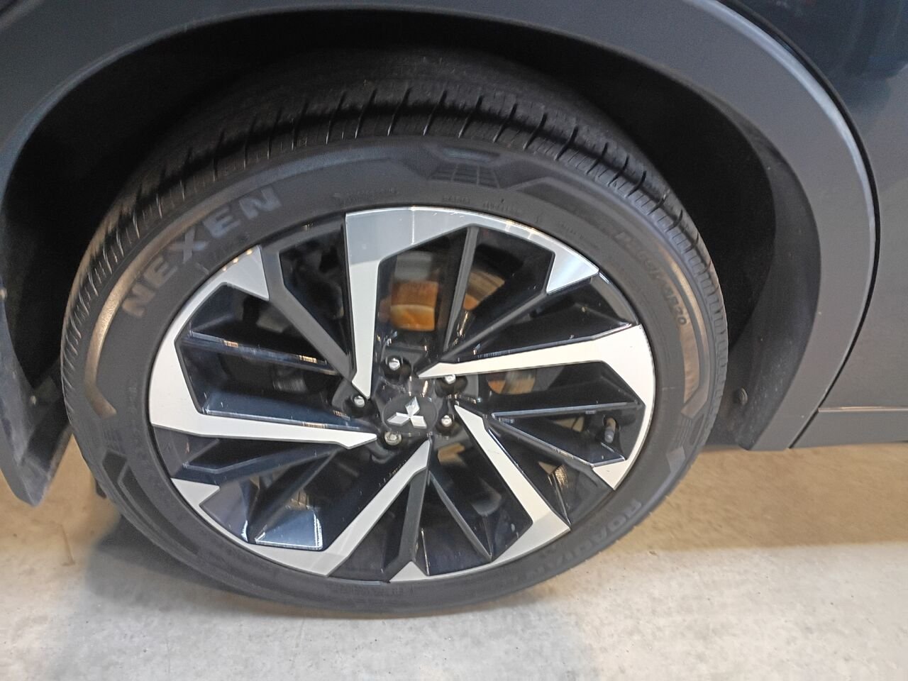 2023 Mitsubishi Outlander Plug-In Hybrid Black Blainville - photo #5