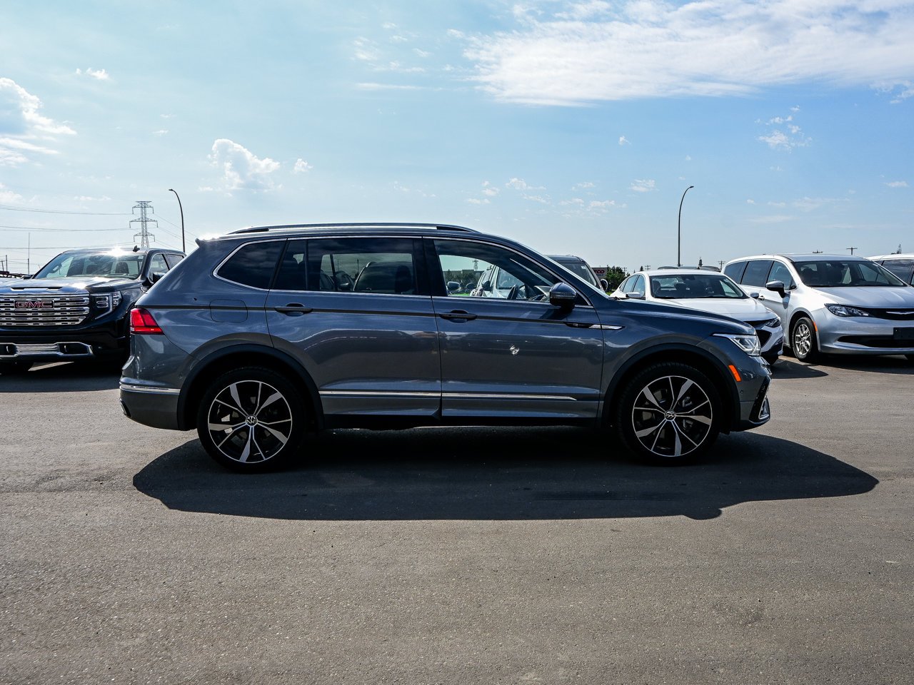 2024 Volkswagen Tiguan Highline R-Line 4MOTION Grey Sherwood Park - photo #14