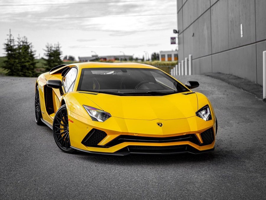 2018 Lamborghini Aventador 2018 Yellow