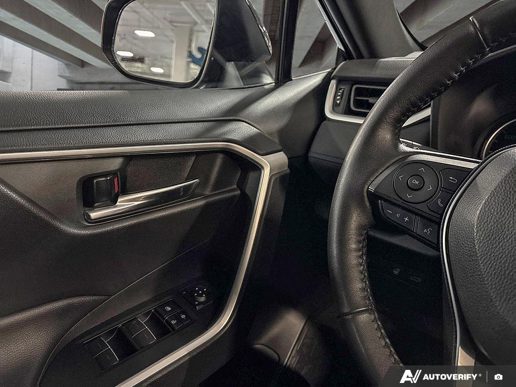 2022 Toyota RAV4 2602099A | Hybrid SE, well maintained, local trade Black Edmonton - photo #16
