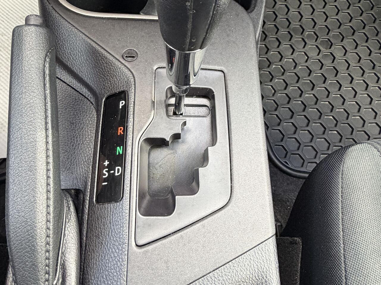 2018 Toyota RAV4 White Ste-Marie - photo #18