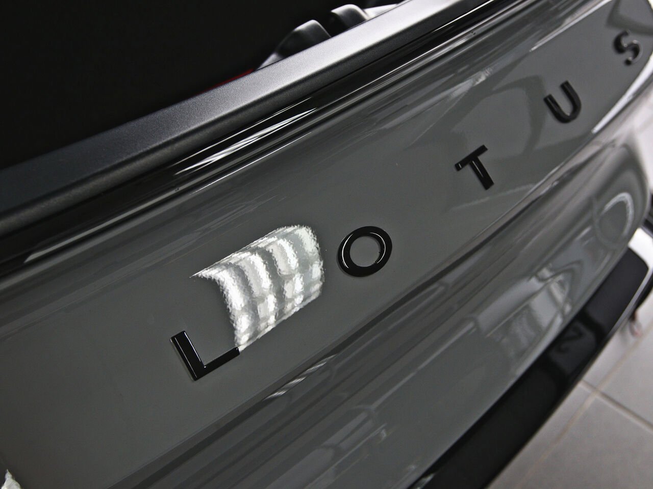 Lotus Emira 2026 Nimbus Gray Québec - photo #8