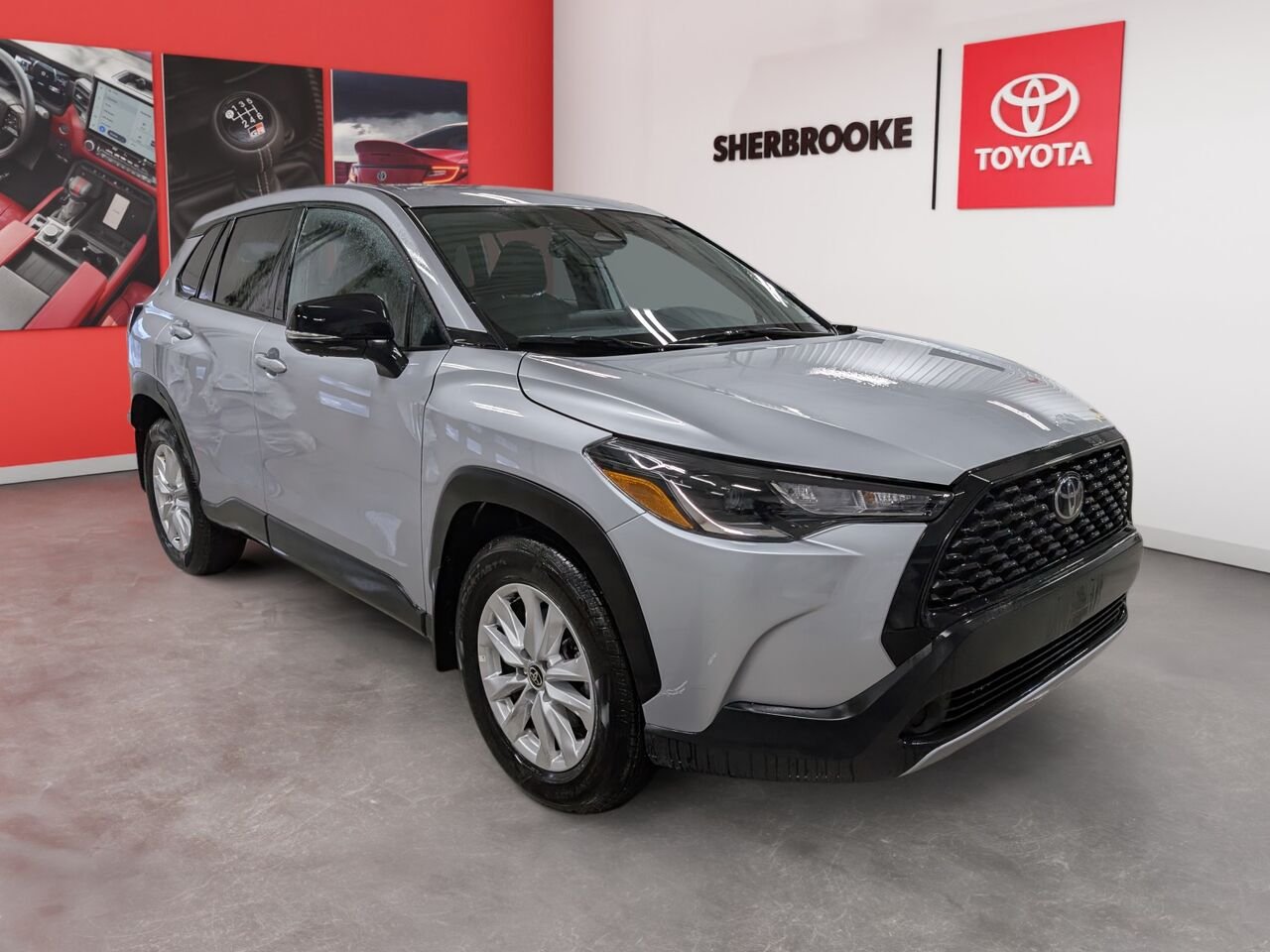 Toyota Corolla Cross LE AWD/SIÈGES CHAUFFANTS/AC BIZONE/VOLANT CHAUFFANT/BLUETOOTH 2025 Argent sonique métallisé Sherbrooke - photo #2