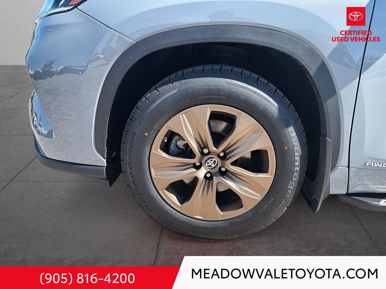 2023 Toyota HIGHLANDER New tires, Satin Bronze 18" Wheels, Running Boards, 2nd Row Captain Chairs Cement Mississauga - photo #6