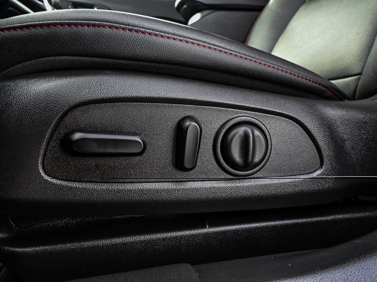 2025 Chevrolet Trax FWD 4dr 2RS Black Sherwood Park - photo #16
