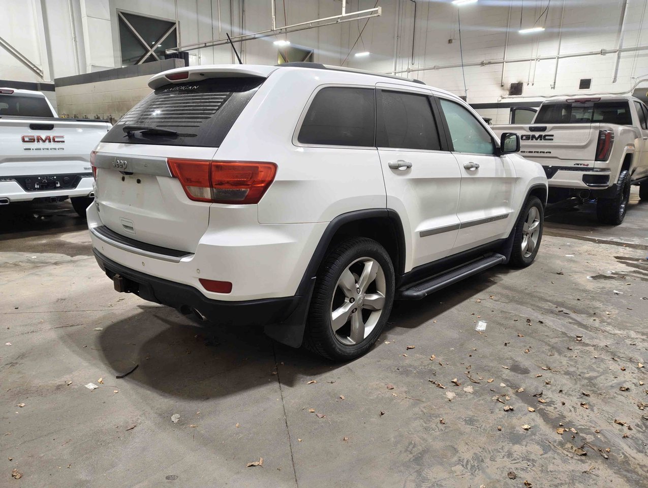 2013 Jeep Grand Cherokee 4WD 4dr Overland White Sherwood Park - photo #4