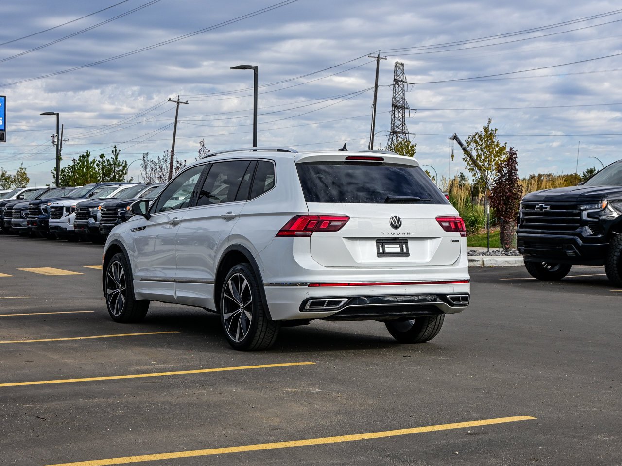2024 Volkswagen Tiguan Highline R-Line 4MOTION White Sherwood Park - photo #11