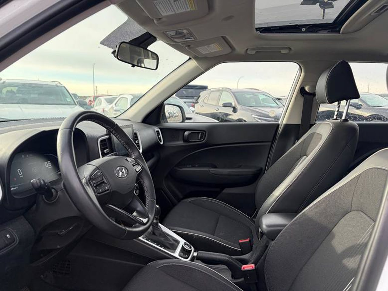 2024 Hyundai Venue Ultimate IVT w/Black Interior White Sherwood Park - photo #5