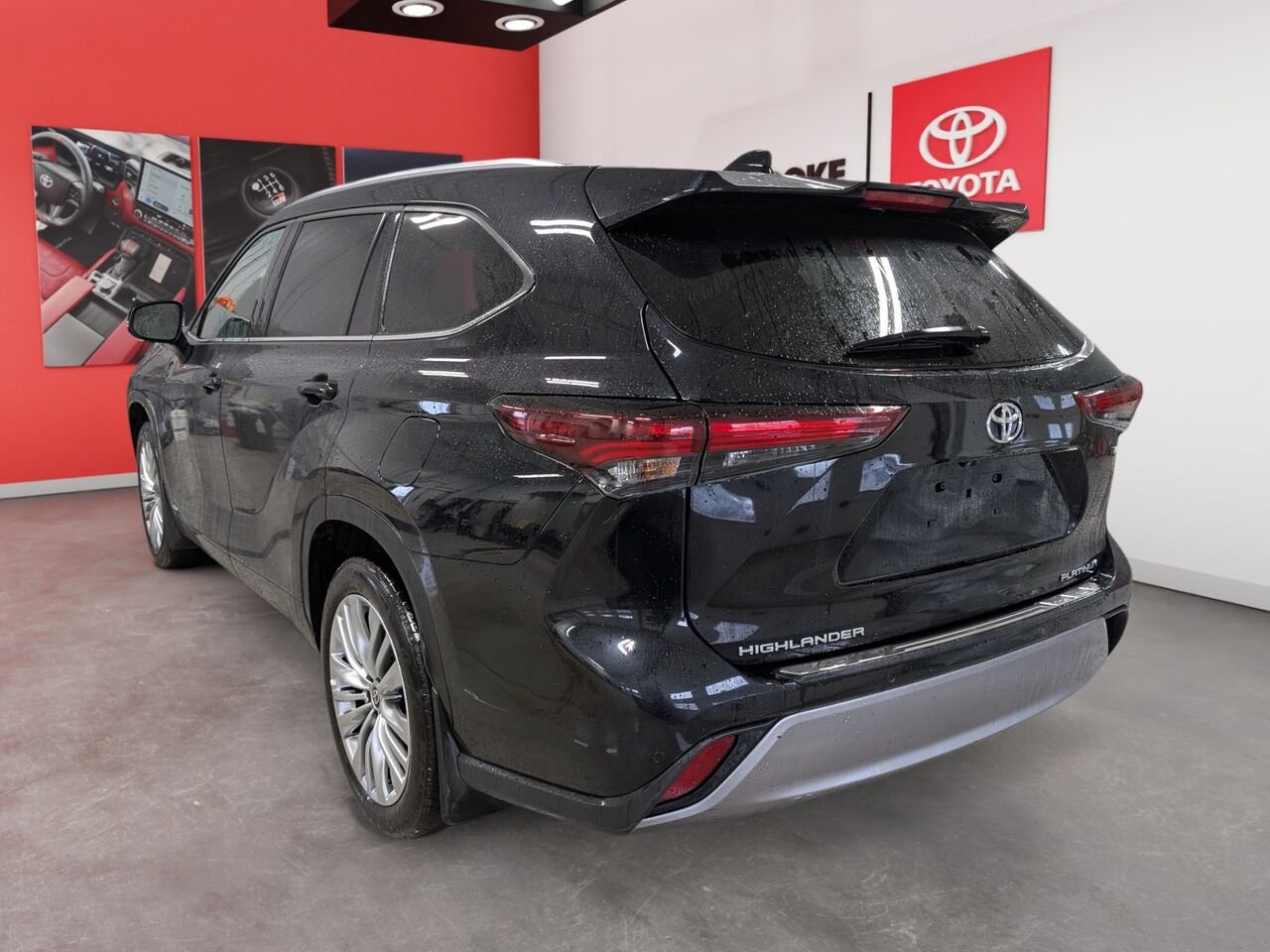 Toyota Highlander Hybride PLATINUM/SIÈGES AVANT ET ARRIÈRE CHAUFFANT/SIÈGES AVANT VENTILLÉ/TOIT PANORAMIQUE OUVRANT/VOLANT 2025 Noir minuit métallisé Sherbrooke - photo #5