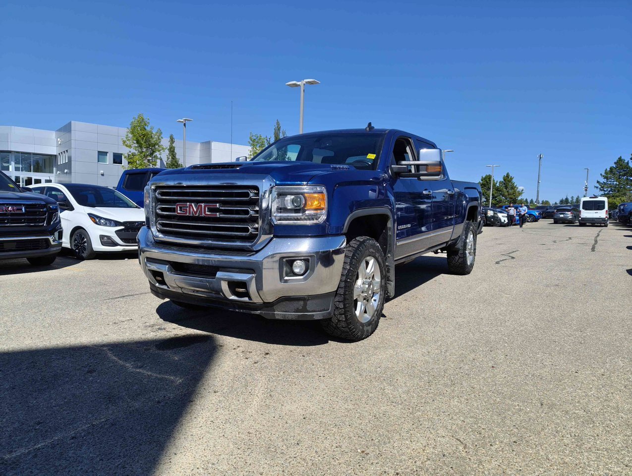 2018 GMC Sierra 2500HD 4WD Crew Cab 153.7 SLT Blue Sherwood Park - photo #3