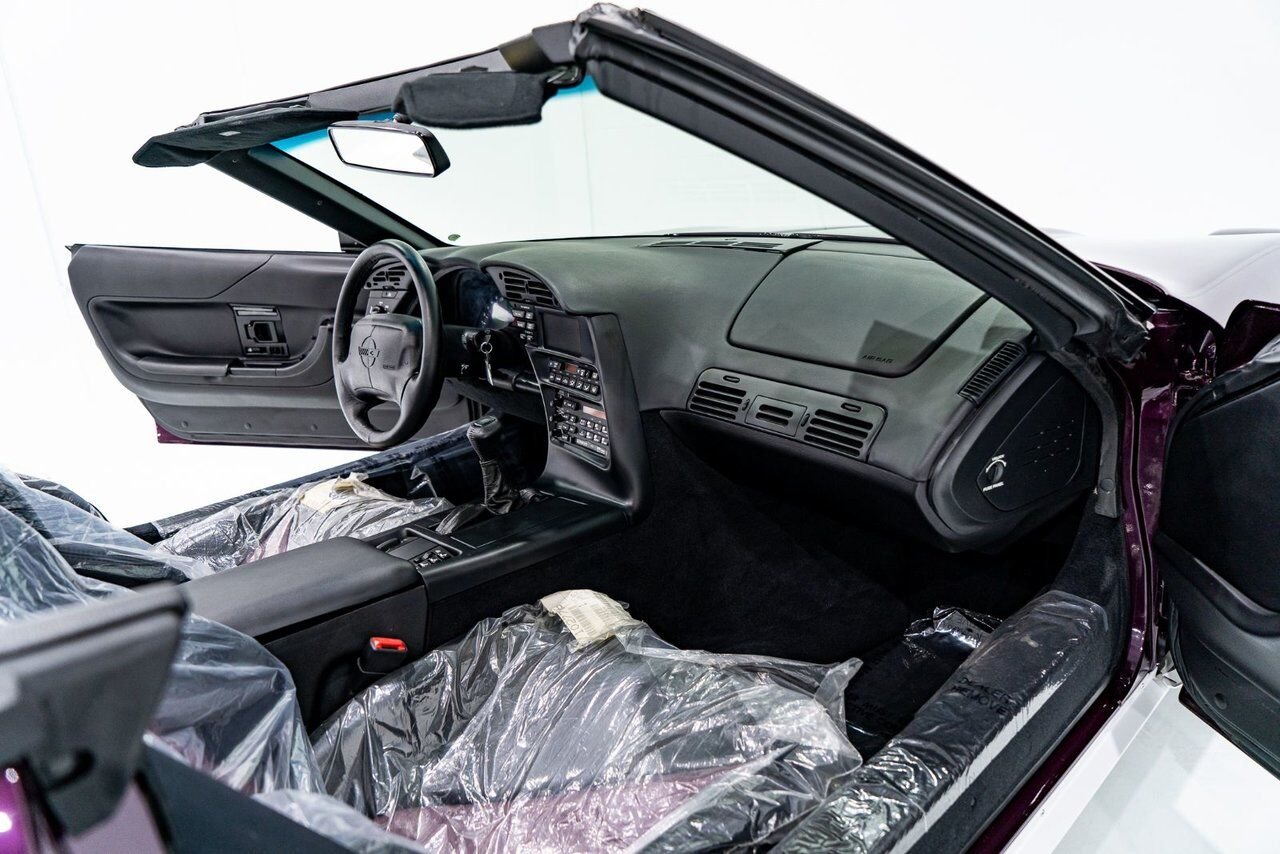 1995 Chevrolet Corvette *PRIX EN USD* RPO Z4Z PACE CAR PRESENTED IN DELIVERY PACKAGING WITH ONLY 192MILES (307KM) FROM NEW White Montreal - photo #101
