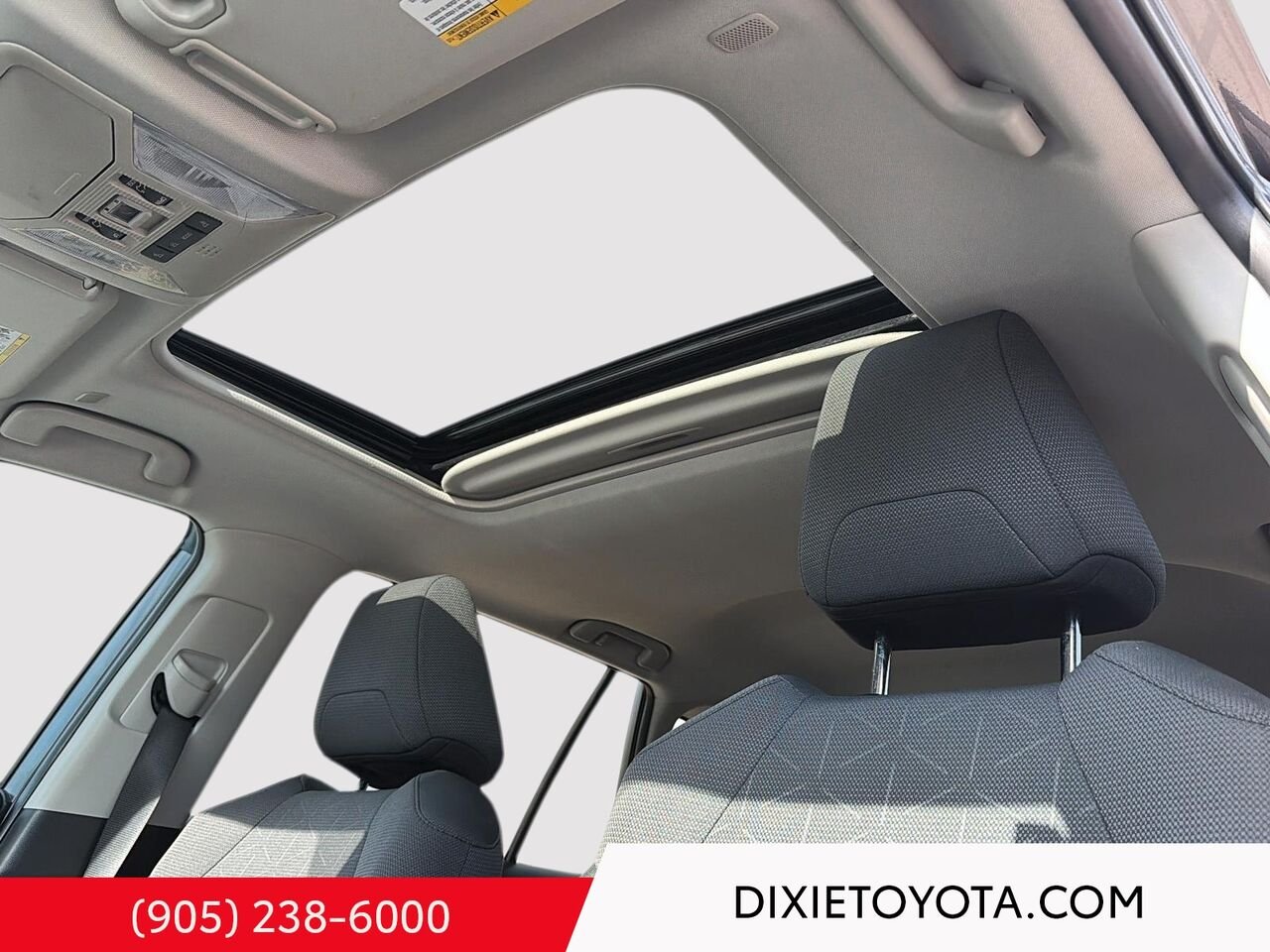 2024 Toyota RAV4 XLE AWD / CLEAN CARFAX / HEATED SEATS / MOONROOF / BACKUP CAMERA White Mississauga - photo #10