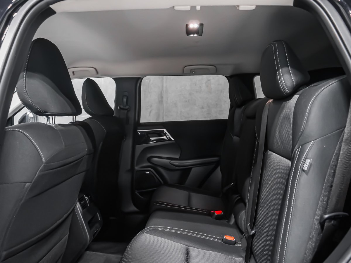 2025 Mitsubishi Outlander ES Black Montreal - photo #16